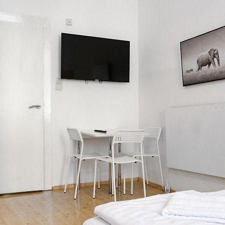 Attractive Apartment Near Wiener Stadthalle Viena Exterior foto