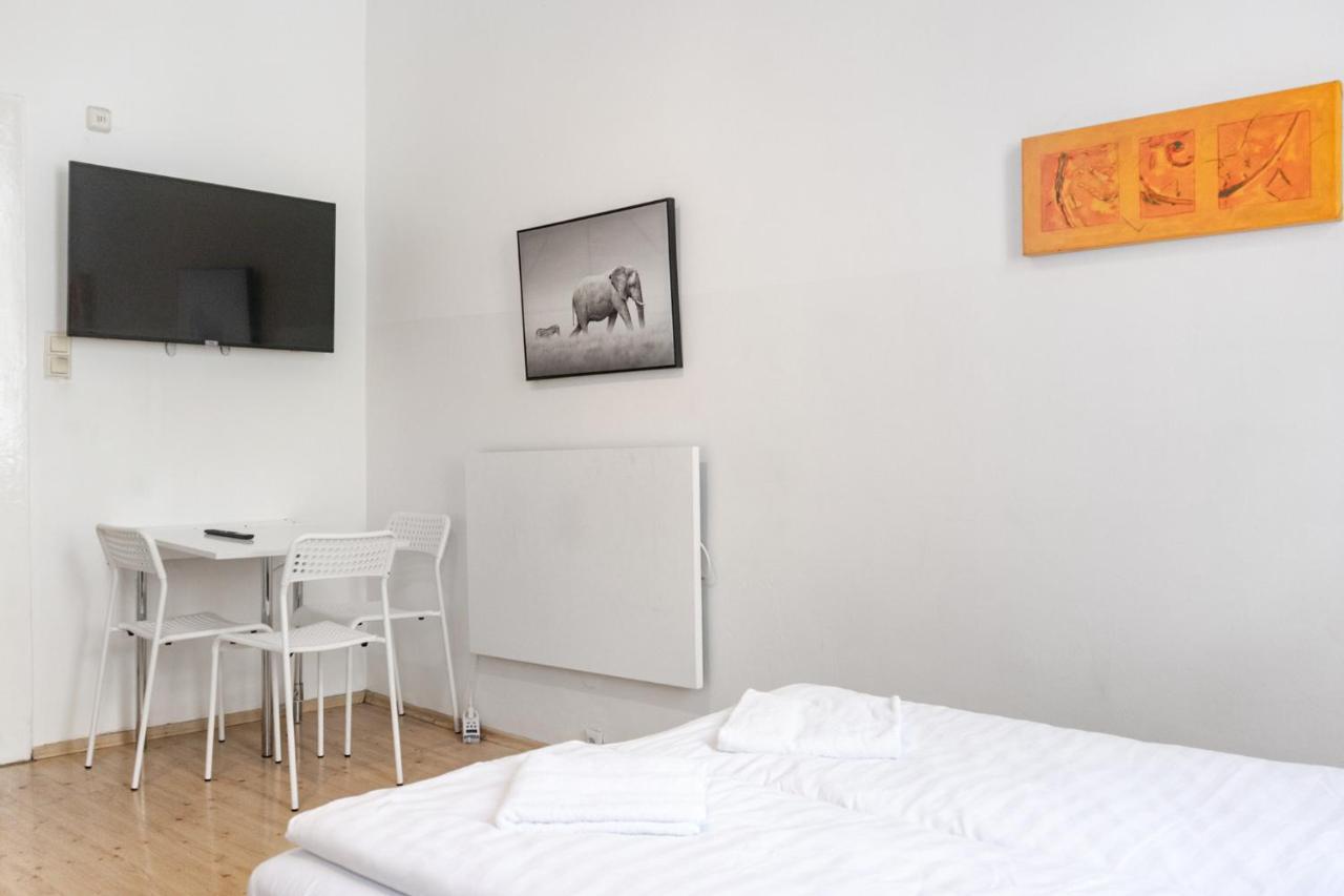 Attractive Apartment Near Wiener Stadthalle Viena Exterior foto